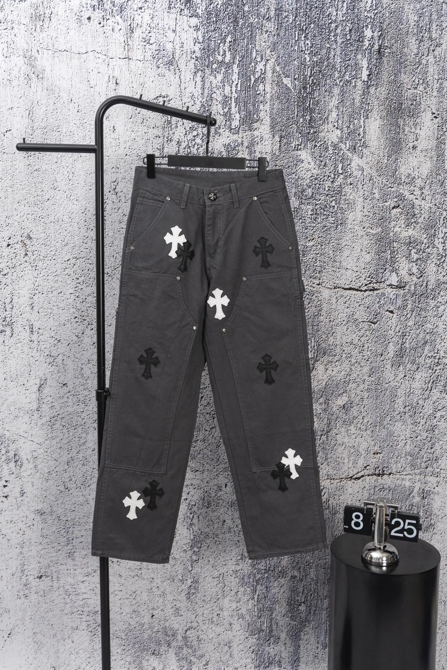 P270 CH Chromehearts black and white cross patchwork leather gray workwear jeans and logging pants, priced at 34W level, patchwork cross pattern embellishment, washed jeans! ! An absolutely high-end luxury product, a 1.9W-level god-level single product, a super popular product, made by top heavy industry, a magic weapon that cannot be missed! [About Zangyin] This is an extremely luxurious fashion brand that can also be called the aristocracy of the high street. It has always been an exclusive brand for some hipsters or rich second generations. Compared with ordinary high streets, it is more luxurious and noble. Compared with luxury brands, it is more fashionable and individual. It has always been a brand that I have a special liking for. [Top heavy industry fashion design] Consistently high-street luxury style. Speaking of this style, the Zangyin family and GU family are definitely the leading representative brands. Especially the Zangyin family has really achieved a state-of-the-art effect in creating high-street style. The unique washed material is used to create this style. The color system is already quite eye-catching. After it is decorated with patchwork cross flowers, it cleverly highlights the charm of the brand. Secondly, this style uses classic The high-waist cutting design highlights the long legs and fashionable temperament of the upper body. The brand is highly recognizable and the slim fit configuration is more suitable for daily wear. It is a product that interprets personality, fashion, and specifications at a glance. This single product is enough to make any fan excited. It can be a white T-shirt for a youthful college style, or a tight suspender for a royal style. It has strong matching ability and can be easily controlled by men.  [Materials and craftsmanship] Needless to say, this point goes without saying. As an excellent craftsman brand, Zangyin’s requirements for details and craftsmanship are really perfect. The washed color of this model has gone through so many processes, not to mention the embellishment of denim appliques. It is also purely hand-made and sewn. Just like what they believe in, only hand-made things have soul and have the meaning of wear. A top-notch heavy-duty fashionable denim item, I look forward to your perfect interpretation! !  Color: Gray Size: 28-36